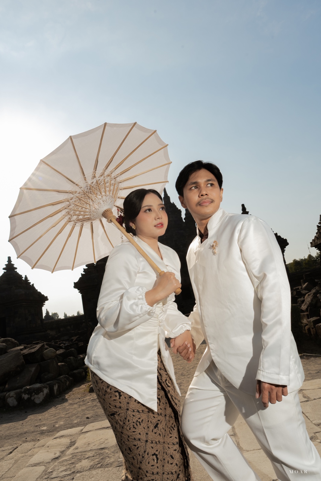 Potret Stefani dan Pranatha dengan payung tradisional Jawa