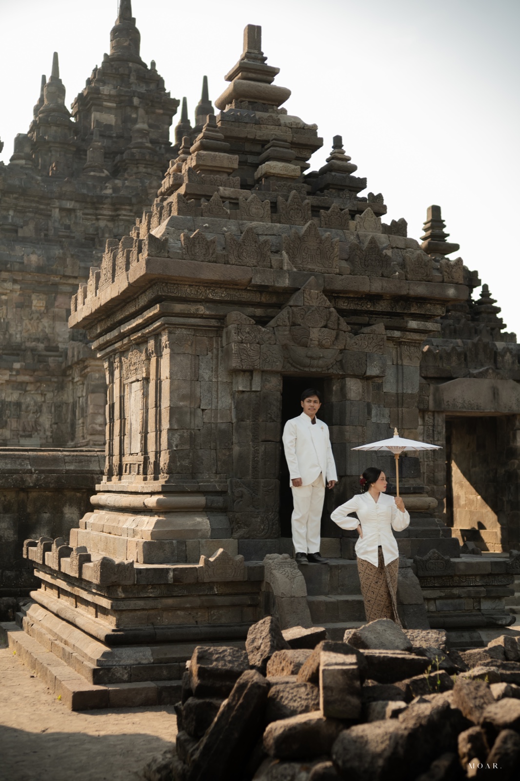 Stefani dan Pranatha di tangga candi